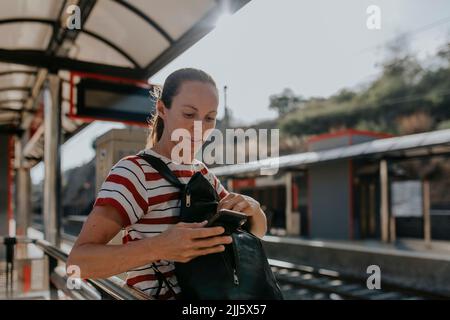 Frau, die am Bahnhof telefoniert hat Stockfoto