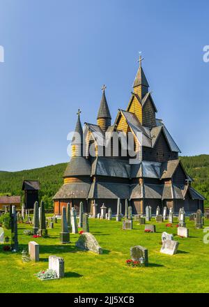 Norwegen, Vestfold Og Telemark, Heddal, Grabsteine vor der mittelalterlichen Stabkirche im Sommer Stockfoto