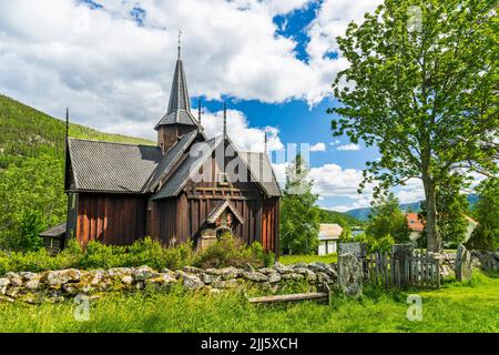 Norwegen, Viken, Nore, Fassade der mittelalterlichen Stabkirche im Sommer Stockfoto