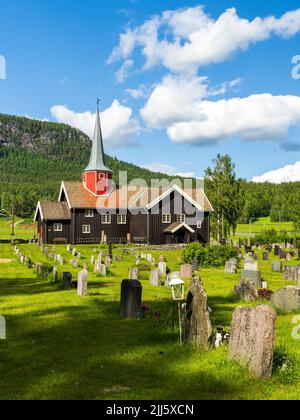 Norwegen, Viken, Flesberg, Friedhof vor der mittelalterlichen Stabkirche im Sommer Stockfoto