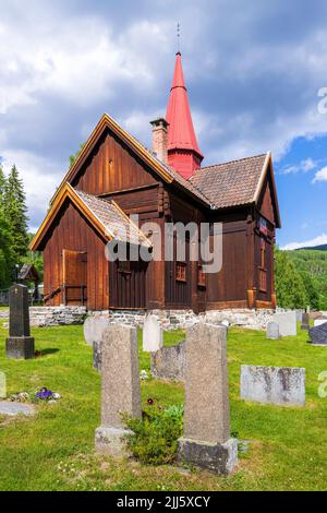 Norwegen, Viken, Rollag, Grabsteine vor der mittelalterlichen Stabkirche im Sommer Stockfoto