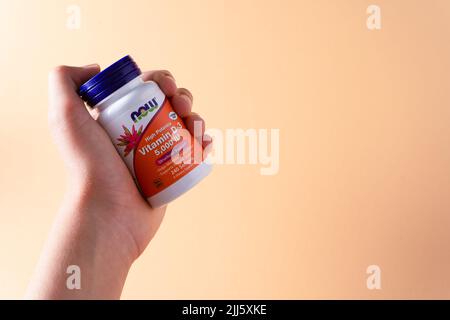 NOW Foods, High Potenz Vitamin D3, 5.000 IE, 240 Kapseln Vitamine von iHerb in der Hand zu halten. Nahrungsergänzungsmittel. Medikamente für die Gesundheit. Kiew, Ukraine - 13. Juli 2022 Stockfoto