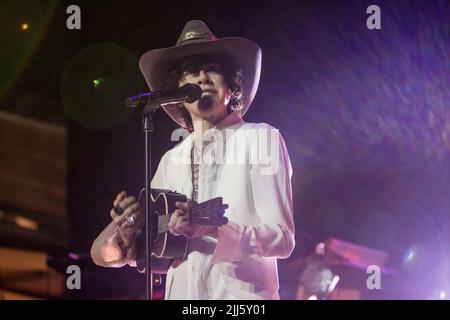 Rom, Italien. 22.. Juli 2022. Sängerin Laura Pergolizzi, besser bekannt als LP, tritt beim Roma Summer Fest im Auditorium Parco della Musica in Rom auf. Kredit: SOPA Images Limited/Alamy Live Nachrichten Stockfoto