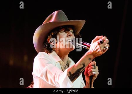 Rom, Italien. 22.. Juli 2022. Sängerin Laura Pergolizzi, besser bekannt als LP, tritt beim Roma Summer Fest im Auditorium Parco della Musica in Rom auf. Kredit: SOPA Images Limited/Alamy Live Nachrichten Stockfoto