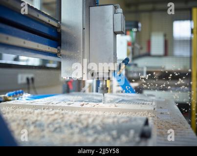 CNC-Maschine, die Holz in der Fabrik schneidet Stockfoto