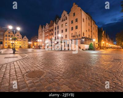 Polen, die Woiwodschaft Warmian-Masuren, Elblag, beleuchtete Straßen der Altstadt bei Nacht mit Molkhäusern im Hintergrund Stockfoto