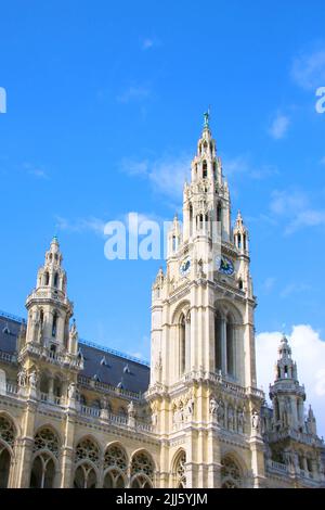 Von unten aus Blick auf eine beeindruckende Kathedrale im gotischen Stil, mit ornamentalen Details und halbrunden Bögen. Blick an einem sonnigen Tag Stockfoto