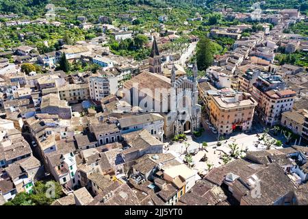 Spanien, Balearen, Soller, Hubschrauberansicht der Kirche St. Bartholomäus und der umliegenden Häuser im Sommer Stockfoto