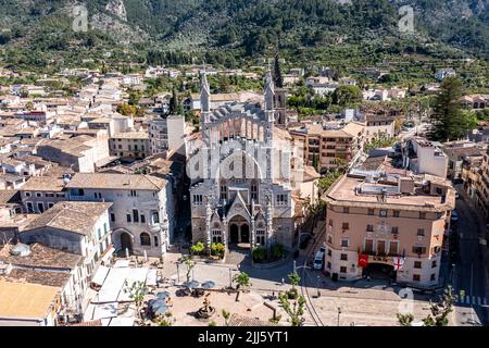 Spanien, Balearen, Soller, Hubschrauberansicht der Kirche St. Bartholomäus und der umliegenden Häuser im Sommer Stockfoto