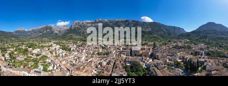 Spanien, Balearen, Soller, Hubschrauberansicht der Stadt in der Serra de Tramuntana im Sommer Stockfoto