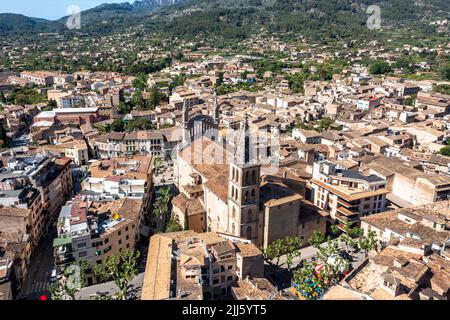 Spanien, Balearen, Soller, Hubschrauberansicht der Kirche St. Bartholomäus und der umliegenden Häuser im Sommer Stockfoto