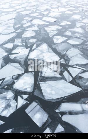 Eis schwimmt im Fluss Havel Stockfoto