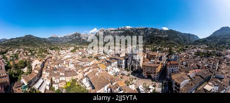 Spanien, Balearen, Soller, Helikopter-Panorama der Kirche von Saint Bartholomew und umliegenden Häusern mit Serra de Tramuntana Berge in backg Stockfoto