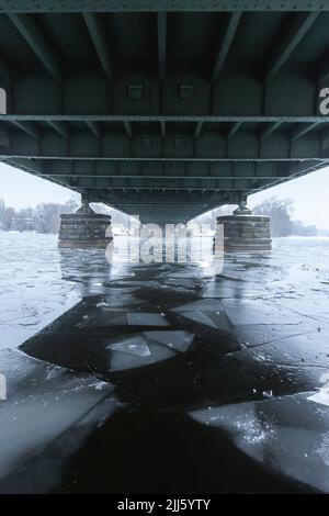 Deutschland, Brandenburg, Potsdam, Eis schwimmt unter der Glienicker Brücke Stockfoto