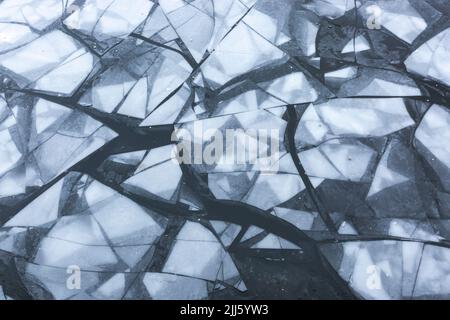 Eis schwimmt im Fluss Havel Stockfoto