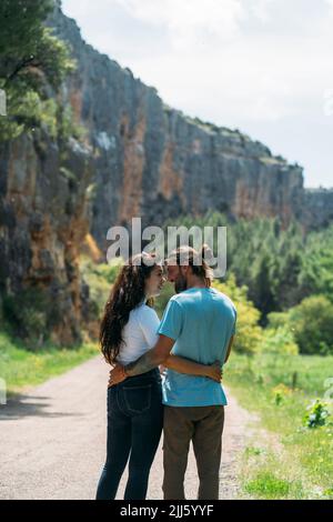 Glückliches Paar, das sich auf der Straße in Aragon, Spanien, umarmt Stockfoto