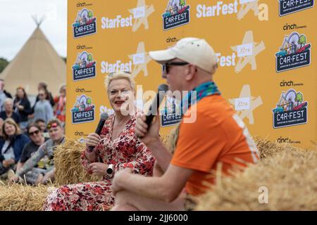 CarFest North, Cesthire, Großbritannien. 23.. Juli 2022. Eddie Izzard im Gespräch mit Chris Evans beim StarFest Extra, Teil des CarFest North, veranstaltet von Chris Evans. Kredit: Julian Kemp/Alamy Live Nachrichten Stockfoto