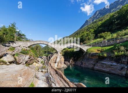 Schweiz, Tessin, Lavertezzo, mittelalterliche Ponte dei Salti Bogenbrücke im Sommer Stockfoto