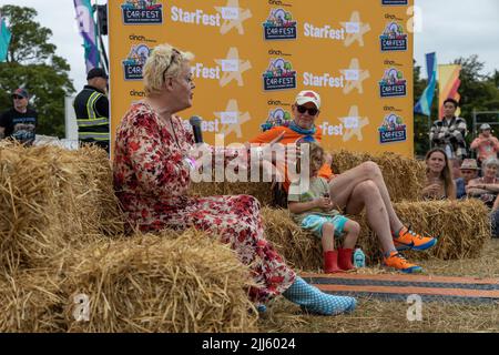 CarFest North, Cesthire, Großbritannien. 23.. Juli 2022. Eddie Izzard im Gespräch mit Chris Evans beim StarFest Extra, Teil des CarFest North, veranstaltet von Chris Evans. Kredit: Julian Kemp/Alamy Live Nachrichten Stockfoto