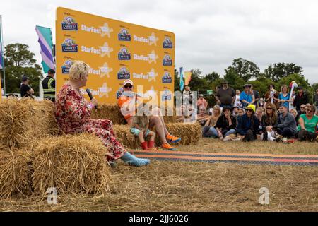 CarFest North, Cesthire, Großbritannien. 23.. Juli 2022. Eddie Izzard im Gespräch mit Chris Evans beim StarFest Extra, Teil des CarFest North, veranstaltet von Chris Evans. Kredit: Julian Kemp/Alamy Live Nachrichten Stockfoto