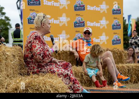 CarFest North, Cesthire, Großbritannien. 23.. Juli 2022. Eddie Izzard im Gespräch mit Chris Evans beim StarFest Extra, Teil des CarFest North, veranstaltet von Chris Evans. Kredit: Julian Kemp/Alamy Live Nachrichten Stockfoto