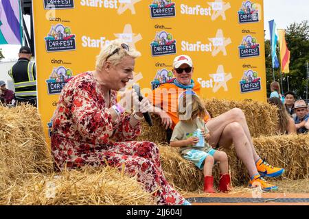 CarFest North, Cesthire, Großbritannien. 23.. Juli 2022. Eddie Izzard im Gespräch mit Chris Evans beim StarFest Extra, Teil des CarFest North, veranstaltet von Chris Evans. Kredit: Julian Kemp/Alamy Live Nachrichten Stockfoto