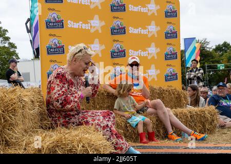 CarFest North, Cesthire, Großbritannien. 23.. Juli 2022. Eddie Izzard im Gespräch mit Chris Evans beim StarFest Extra, Teil des CarFest North, veranstaltet von Chris Evans. Kredit: Julian Kemp/Alamy Live Nachrichten Stockfoto