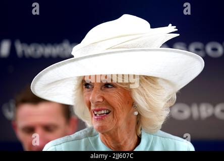 Die Herzogin von Cornwall während des King George VI und Queen Elizabeth Qipco beteiligt sich an der Trophäenübergabe des QIPCO King George Meetings auf der Ascot Racecourse. Bilddatum: Samstag, 23. Juli 2022. Stockfoto