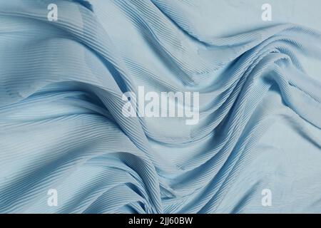 Blau Chiffon Stoff zerknittert oder gewellt Stoff Textur Hintergrund. Abstraktes Leinentuch mit sanften Wellen. Seidengarn. Glatte, elegante luxuriöse Stoffstruktur Stockfoto