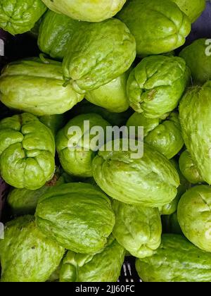 Freah Chayote oder Sechium edule auf dem Markt zu verkaufen, frisches grünes Gemüse. Hintergrund Stockfoto