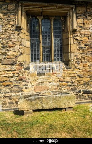 Mittelalterlicher Steinsarg. Whalley Parish Church, Lancashire. Stockfoto