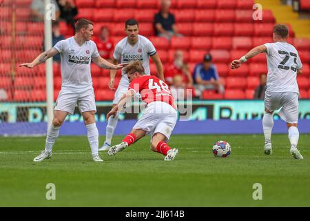 John Fleck #4 von Sheffield United fouls Luca Connell #48 von Barnsley Stockfoto