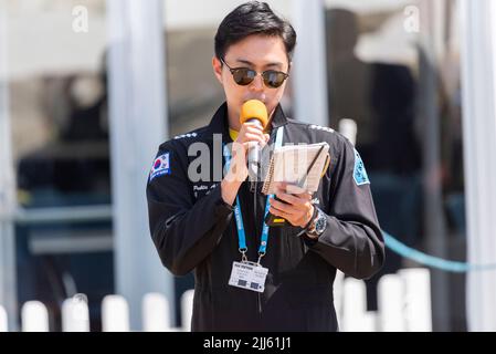 Seehun Kim, Kommentator der Luftwaffe der Republik Korea, Black Eagles, beim Royal International Air Tattoo, RIAT Airshow, RAF Fairford, Gloucestershire, Großbritannien Stockfoto