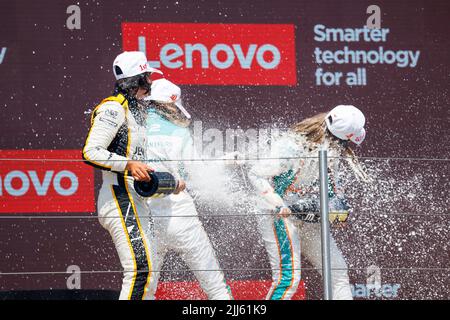 55 CHADWICK Jamie (gbr), Jenner Racing, Tatuus-Toyota FT-60, GARCIA Belen (SPA), MARTI Nerea (SPA), Quantfury W Series Team, Tatuus-Toyota FT-60, Portrait, Podium während der 5. Runde der 2022 W Serie, vom 22. Bis 24. Juli 2022 auf dem Circuit Paul Ricard, in Le Castellet, Frankreich - Foto Julien Delfosse / DPPI Stockfoto