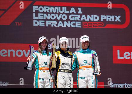 55 CHADWICK Jamie (gbr), Jenner Racing, Tatuus-Toyota FT-60, GARCIA Belen (SPA), MARTI Nerea (SPA), Quantfury W Series Team, Tatuus-Toyota FT-60, Portrait, Podium während der 5. Runde der 2022 W Serie, vom 22. Bis 24. Juli 2022 auf dem Circuit Paul Ricard, in Le Castellet, Frankreich - Foto Julien Delfosse / DPPI Stockfoto