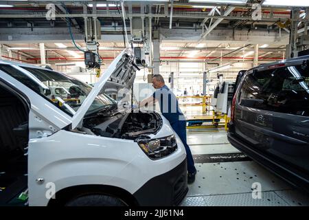 Arbeiter an der Montagelinie der Automobilfabrik Stockfoto