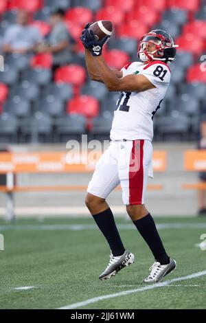 Ottawa, Kanada. 21.. Juli 2022. Vor dem CFL-Spiel zwischen Montreal Alouettes und Ottawa Redblacks im TD Place Stadium in Ottawa, Kanada, erwärmt sich der Montreal Alouettes Wide Receiver Tyson Philpot (81). Daniel Lea/CSM/Alamy Live News Stockfoto