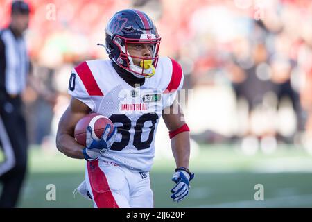 Ottawa, Kanada. 21.. Juli 2022. Montreal Alouettes Justin Stockton (30) gibt während des CFL-Spiels zwischen Montreal Alouettes und Ottawa Redblacks im TD Place Stadium in Ottawa, Kanada, einen Kick zurück. Daniel Lea/CSM/Alamy Live News Stockfoto