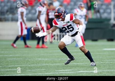 Ottawa, Kanada. 21.. Juli 2022. Montreal Alouettes läuft zurück Walter Fletcher (25) erwärmt sich vor dem CFL-Spiel zwischen Montreal Alouettes und Ottawa Redblacks, das im TD Place Stadium in Ottawa, Kanada, ausgetragen wird. Daniel Lea/CSM/Alamy Live News Stockfoto