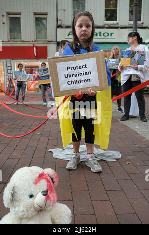 DEUTSCHLAND, Hamburg, Aktion gegen Putins Krieg in der Ukraine und für die leidenden ukrainischen Kinder im Krieg / DEUTSCHLAND, Hamburg, Fußgängerzone Ottensen, Aktion gegen Putins Krieg in der Ukraine und für die leidenden ukrainischen Kinder im Krieg Stockfoto