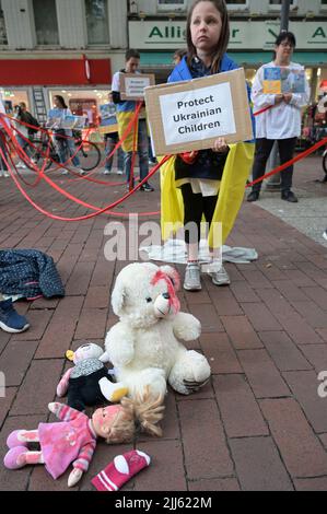 DEUTSCHLAND, Hamburg, Aktion gegen Putins Krieg in der Ukraine und für die leidenden ukrainischen Kinder im Krieg / DEUTSCHLAND, Hamburg, Fußgängerzone Ottensen, Aktion gegen Putins Krieg in der Ukraine und für die leidenden ukrainischen Kinder im Krieg Stockfoto