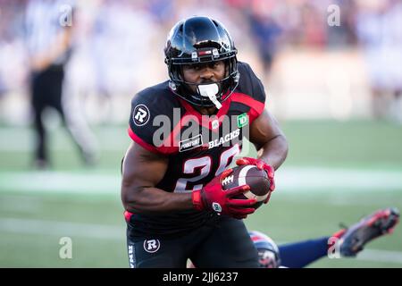 Ottawa, Kanada. 21.. Juli 2022. Ottawa Redblacks William Powell (29) läuft mit dem Ball während des CFL-Spiels zwischen Montreal Alouettes und Ottawa Redblacks im TD Place Stadium in Ottawa, Kanada. Daniel Lea/CSM/Alamy Live News Stockfoto