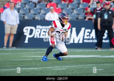 Ottawa, Kanada. 21.. Juli 2022. Montreal Alouettes Justin Stockton (30) gibt während des CFL-Spiels zwischen Montreal Alouettes und Ottawa Redblacks im TD Place Stadium in Ottawa, Kanada, einen Kick zurück. Daniel Lea/CSM/Alamy Live News Stockfoto