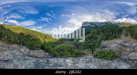 Mountain Trail in voller sphärischer nahtloser Panorama 360 Grad-Winkel Blick auf den Wald in den Bergen bei Sonnenuntergang mit Meer im Hintergrund bei Sonnenuntergang Stockfoto