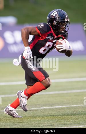 Ottawa, Kanada. 21.. Juli 2022. Ottawa Redblacks Terry Williams (81) gibt während des CFL-Spiels zwischen Montreal Alouettes und Ottawa Redblacks im TD Place Stadium in Ottawa, Kanada, einen Kick zurück. Daniel Lea/CSM/Alamy Live News Stockfoto