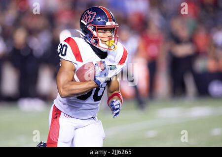 Ottawa, Kanada. 21.. Juli 2022. Montreal Alouettes Justin Stockton (30) gibt während des CFL-Spiels zwischen Montreal Alouettes und Ottawa Redblacks im TD Place Stadium in Ottawa, Kanada, einen Kick zurück. Daniel Lea/CSM/Alamy Live News Stockfoto