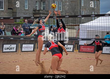 Portobello, Edinburgh, Schottland. 23.. Juli 2022. Beachvolleyball, Scotland Grand Slam Series 2022, erster ganzer Turniertag für dieses UKBT 3-Sterne-Event. Das Turnier führt zum Halbfinale für Frauen und Männer findet am Samstag und Sonntag statt und endet mit dem Finale am Sonntag. Quelle: Arch White/alamy Live News. Stockfoto