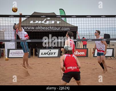 Portobello, Edinburgh, Schottland. 23.. Juli 2022. Beachvolleyball, Scotland Grand Slam Series 2022, erster ganzer Turniertag für dieses UKBT 3-Sterne-Event. Das Turnier führt zum Halbfinale für Frauen und Männer findet am Samstag und Sonntag statt und endet mit dem Finale am Sonntag. Quelle: Arch White/alamy Live News. Stockfoto