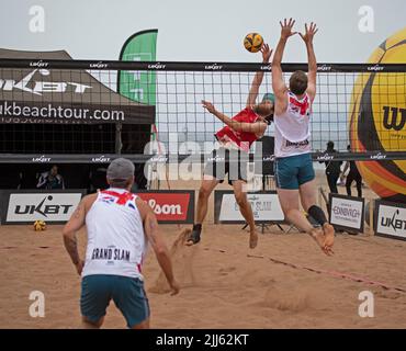 Portobello, Edinburgh, Schottland. 23.. Juli 2022. Beachvolleyball, Scotland Grand Slam Series 2022, erster ganzer Turniertag für dieses UKBT 3-Sterne-Event. Das Turnier führt zum Halbfinale für Frauen und Männer findet am Samstag und Sonntag statt und endet mit dem Finale am Sonntag. Quelle: Arch White/alamy Live News. Stockfoto