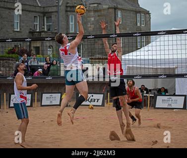 Portobello, Edinburgh, Schottland. 23.. Juli 2022. Beachvolleyball, Scotland Grand Slam Series 2022, erster ganzer Turniertag für dieses UKBT 3-Sterne-Event. Das Turnier führt zum Halbfinale für Frauen und Männer findet am Samstag und Sonntag statt und endet mit dem Finale am Sonntag. Quelle: Arch White/alamy Live News. Stockfoto